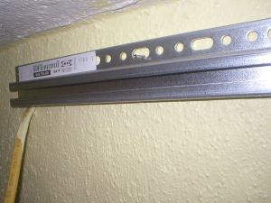Fiksiranje kuhinjskih omaric na steno8