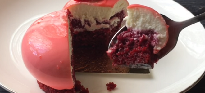 црвена беж мошусна торта