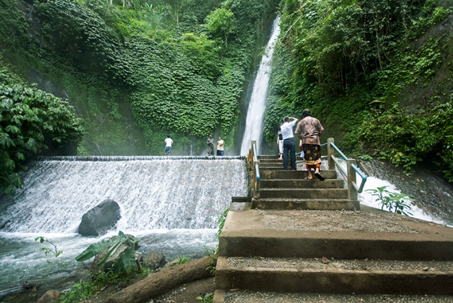 Лестница к водопаду