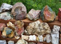 Камни и минералы имеют разную форму и размер