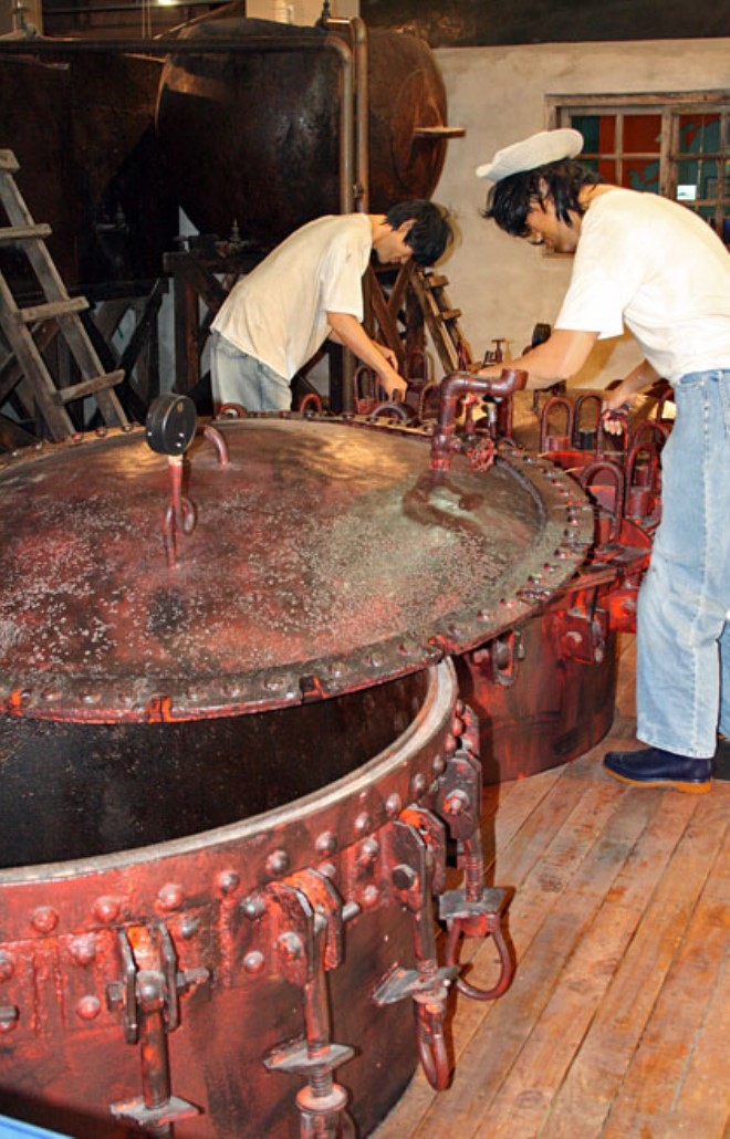 Процесс переработки китовых туш с манекенами рабочих