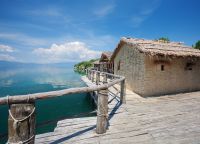 Музей на воде на Охридском озере домики
