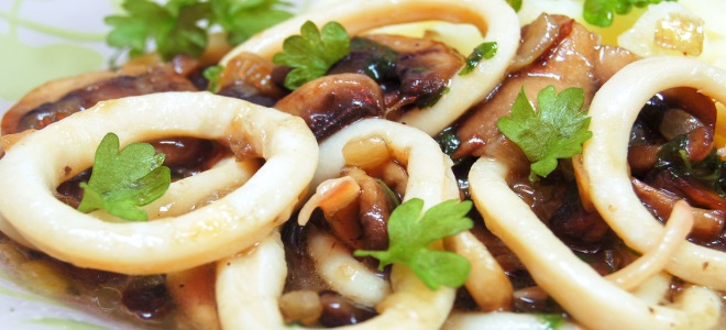 chobotnice s houbami dusené v zakysané smetaně