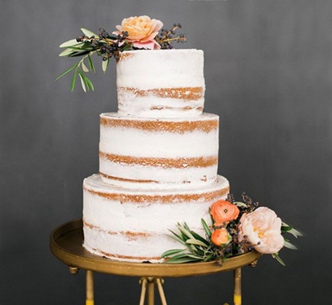 Gola svadbena torta - Fotografija