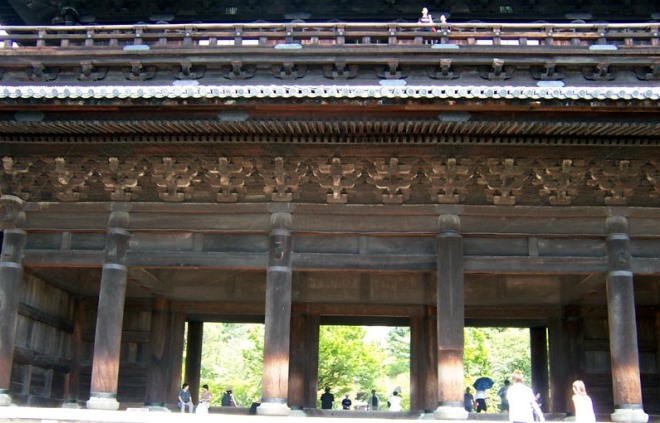Главные ворота храма - на них можно подняться