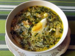 Zupa pokrzywowa, szczaw i jajko