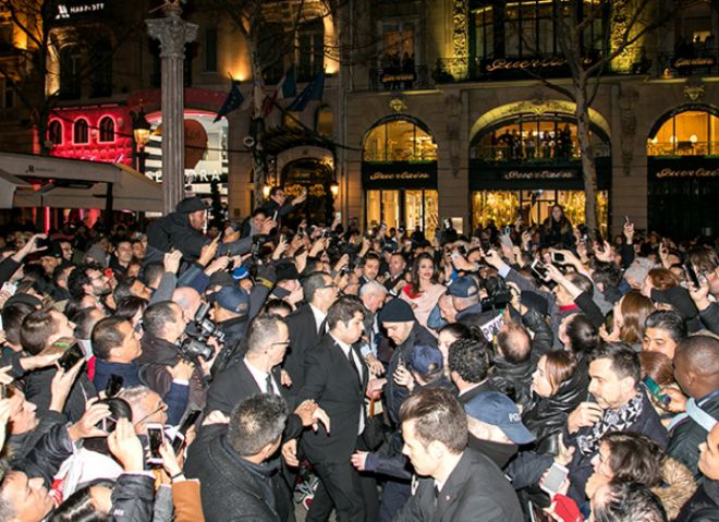 Фанаты окружили бутик Guerlain