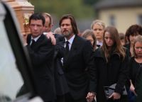Джим Керри на похоронах Кэтрионы Уайт