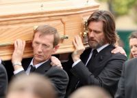 Джим Керри похоронил возлюбленную