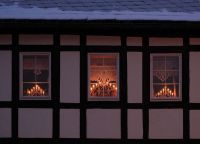 Novoroční svítidla na okénku ve formě svíček9