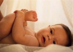 новородено бебе скърца и щамове