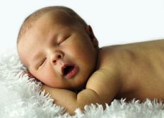 novorozenec se ve snu třpytí