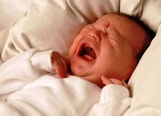 novorođenče trče u snu i budi se