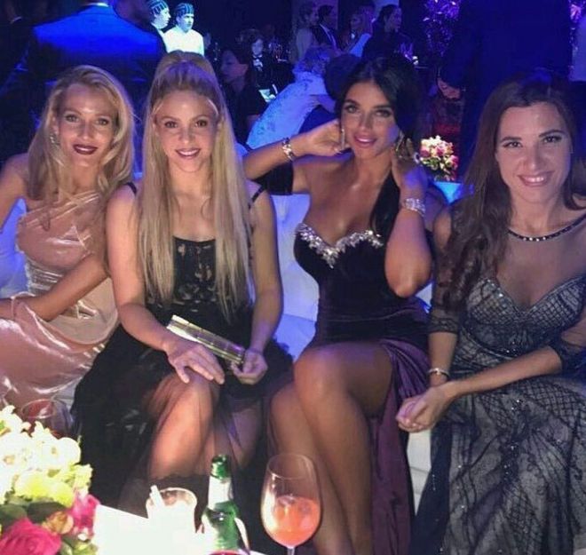 Шакира и подруги знаменитых футболистов на свадьбе Лионеля Месси