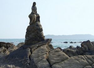 Статуя русалки - достопримечательность пляжа