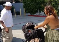 Бобби Браун с женой и новорожденной дочерью на прогулке в пятницу