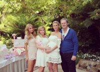 Пэрис и Ники Хилтон с родителями на празднике baby shower
