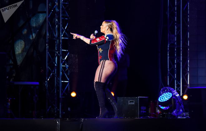 Певица Мэрайя Кэри на сцене в Баку