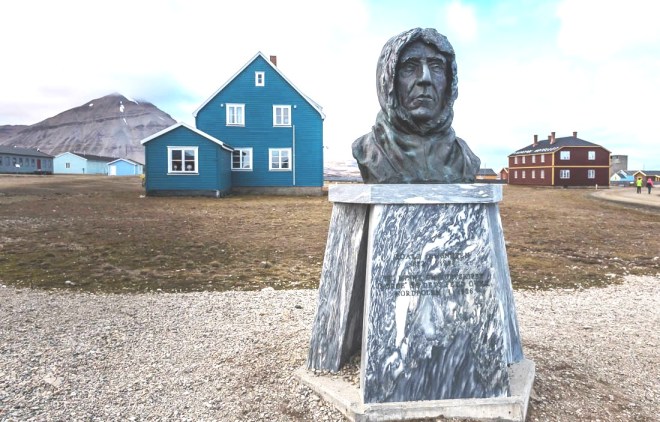 Памятник Амундсену