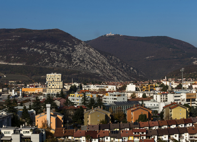 Město Nova Gorica je rozloženo na pozadí malebných kopců.