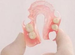 prožne najlonske zobne proteze