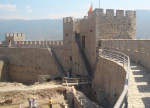 Стены крепости и раскопки