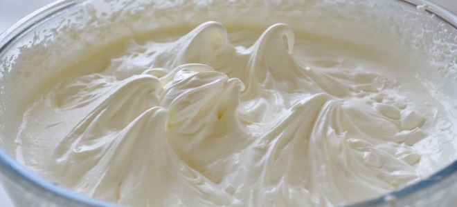smetana s smetano in kondenziranim mlekom ter maslom