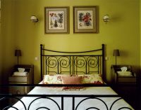 oljčna barva v notranjosti spalnice2