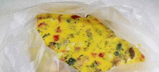 omlet v pakiranju v mikrovalovni pečici