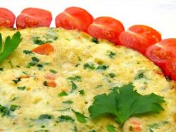 omeleta se zakysanou smetanou a rajčaty