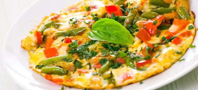 Omeleta se zeleninou v pánvi - recept