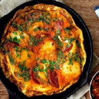 Kako narediti omlet s klobasami, krompirjem in paradižniki
