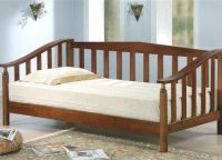 Pojedyncze drewniane łóżko2