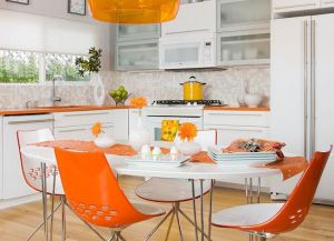 bílá oranžová kuchyně 4
