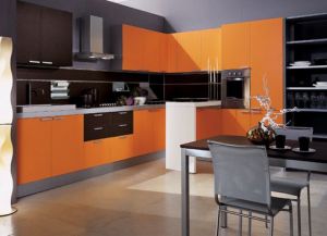 оранжева кухня с черно 4
