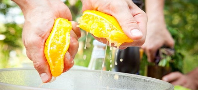 Jak stlačit šťávu z pomeranče bez odšťavovače