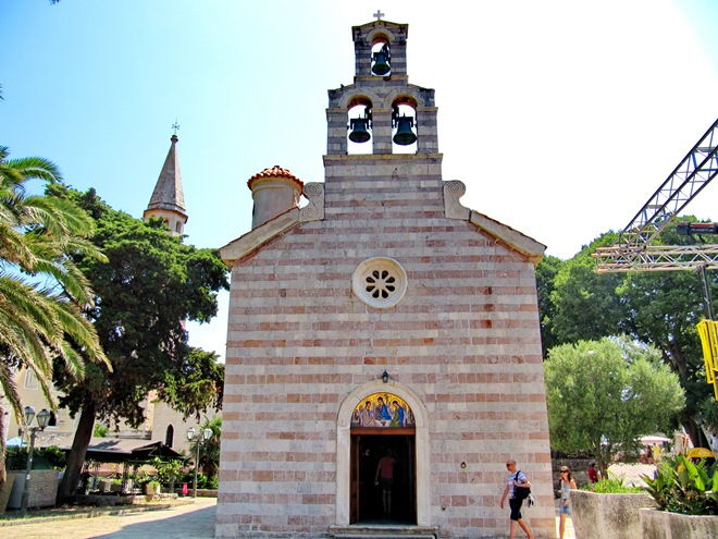 Главный вход в храм Святой Троицы