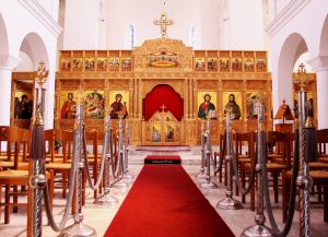 Красная дорожка в зале Православного храма