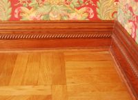 Podlahový široký dřevěný podstavec1