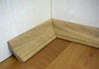 Podlahový široký dřevěný podstavec9