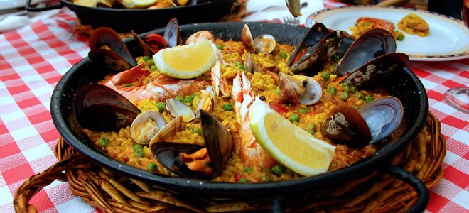 Paella z morsko hrano klasično španščino