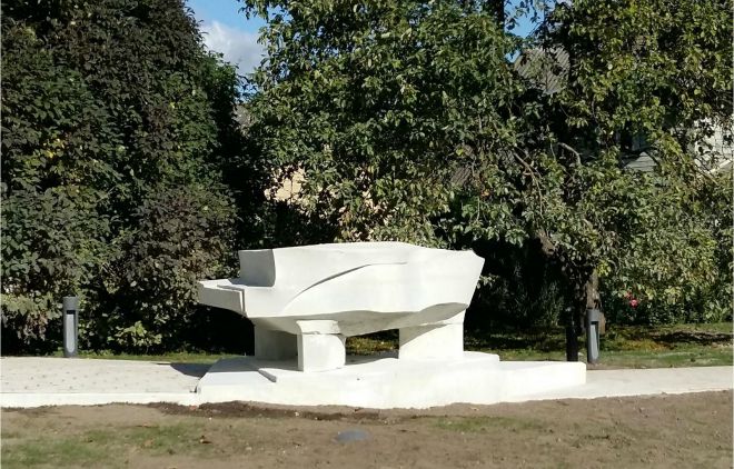 Скульптура рояля в Музыкальном саду