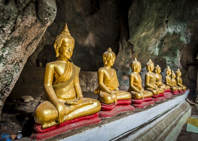 Фигурки Будды в пещерах Паку