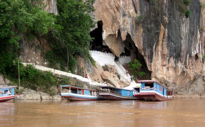 Лодки, пришвартовавшиеся у пещер Паку