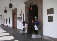 Дворец правительства Кито - вход стража