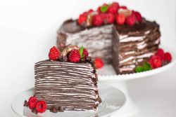 Čokoládový palačinkový dort se zakysanou smetanou