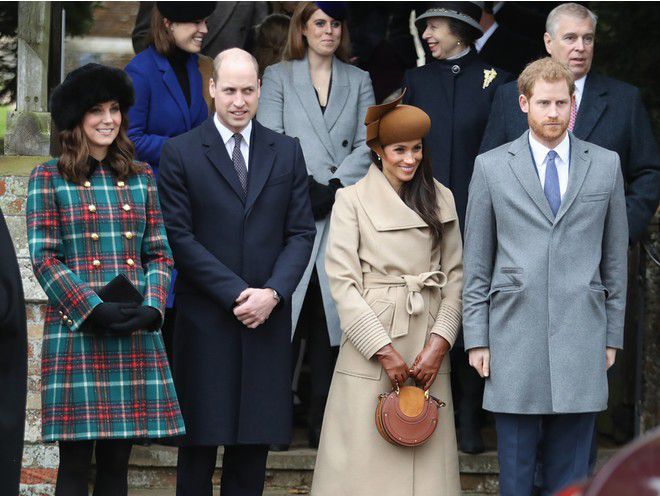 Меган Маркл и королевская семья Великобритании после рождественской службы в Сандиргеме