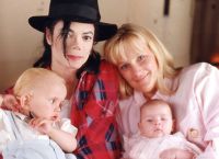 Майкл Джексон с женой Дэбби Роу и детьми