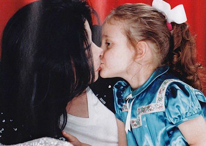 Дочь Майкла Джексона считает, что ее отца убили из-за денег