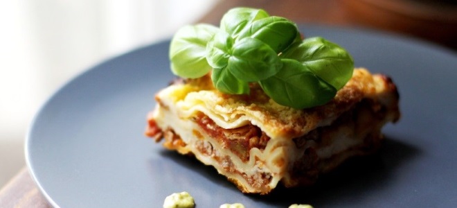 Lasagna z mletim mesom in paradižnikovo pasto